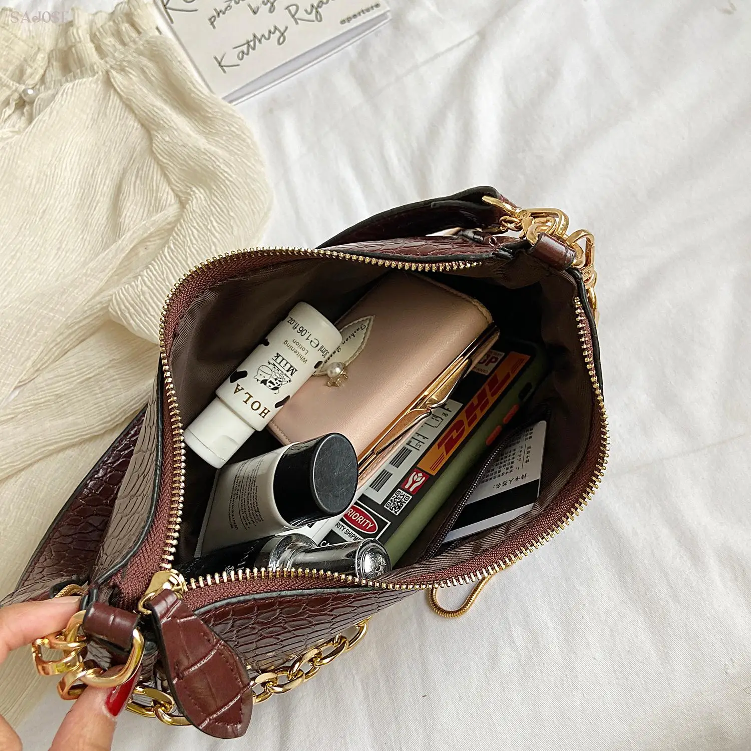 Fashion famous brand Vintage Designer Crocodile Crossbody Messenger Hot Sales Shoulder handbags High Quality Underarm Chain
Fashion famous brand Vintage Designer Crocodile Crossbody Messenger Hot Sales Shoulder handbags High Quality Underarm Chain