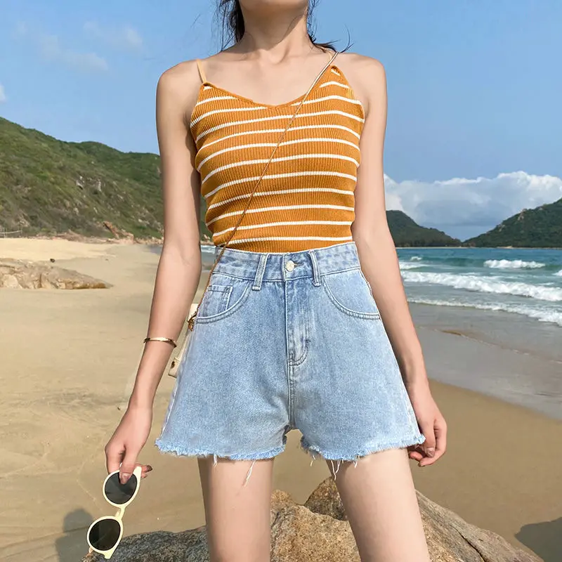 High waist denim shorts women's new summer wear Korean loose thin versatile A-line pants wide leg short hot pants
High waist denim shorts women's new summer wear Korean loose thin versatile A-line pants wide leg short hot pants