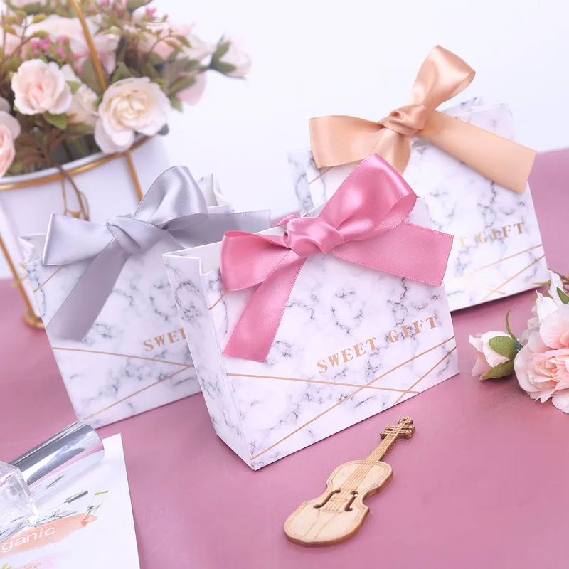 20pieces of 1 batch wedding candy bag with hand gift bag cosmetics jewelry box butterfly gift box European-style handle gift bag 
20pieces of 1 batch wedding candy bag with hand gift bag cosmetics jewelry box butterfly gift box European-style handle gift bag