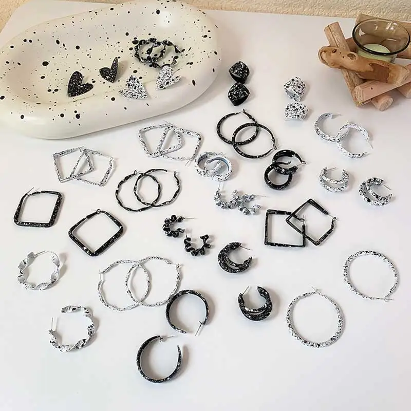 XIAOBOACC Women Stud Earrings Black and White Splashed Ink Geometric Hoops Hanging Earrings Jewelry 2021
XIAOBOACC Women Stud Earrings Black and White Splashed Ink Geometric Hoops Hanging Earrings Jewelry 2021