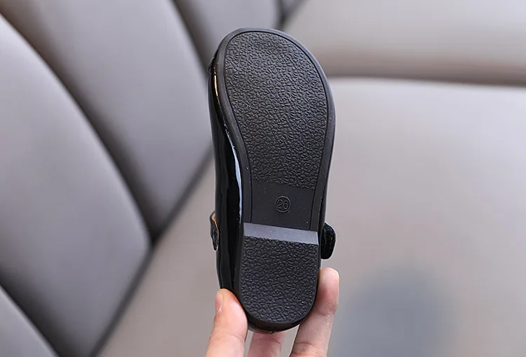 2021 Spring New Girls' Single Shoes Korean Patent Leather Princess Soft Sole Shoes Children's Flats Black Gray Color
2021 Spring New Girls' Single Shoes Korean Patent Leather Princess Soft Sole Shoes Children's Flats Black Gray Color