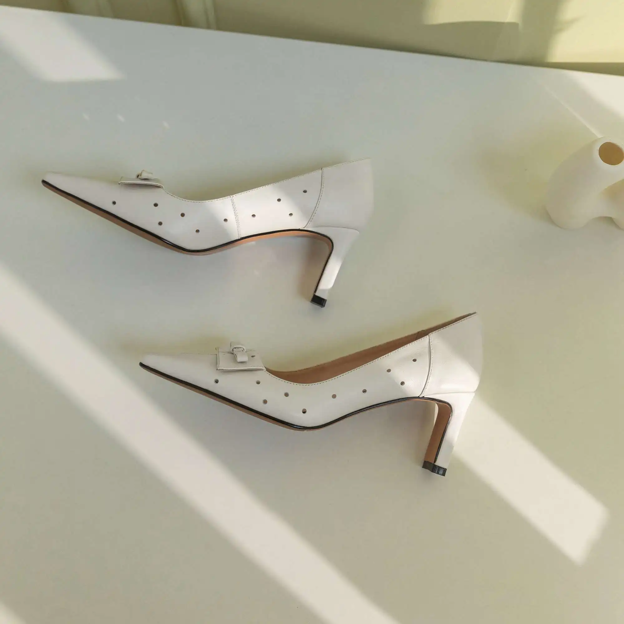 Vichelo Hot 2021 genuine leather small square toe high heel butterfly-knot retro fashion French romantic slip on women pumps L56
Vichelo Hot 2021 genuine leather small square toe high heel butterfly-knot retro fashion French romantic slip on women pumps L56