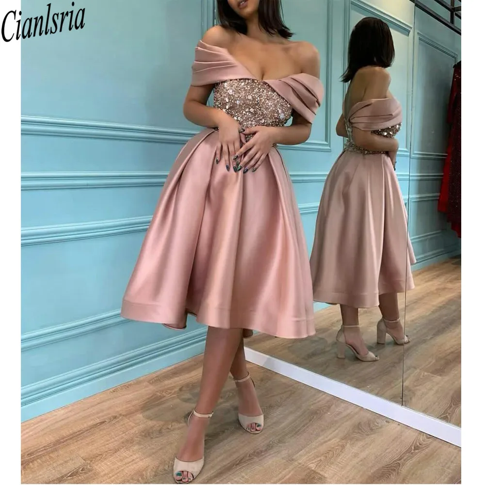 2021 Pink Beads Crystal Off The Shoulder Homecoming Dresses A Line Lace Graduation Dress Short Sexy Cocktail Party Gowns
2021 Pink Beads Crystal Off The Shoulder Homecoming Dresses A Line Lace Graduation Dress Short Sexy Cocktail Party Gowns