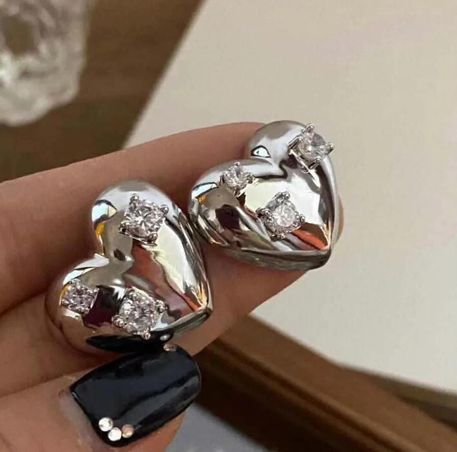Fashionable simple queen's 3D rhinestone love earrings cool sweet GIRLS ins blogger chic heart shape stud earring
Fashionable simple queen's 3D rhinestone love earrings cool sweet GIRLS ins blogger chic heart shape stud earring