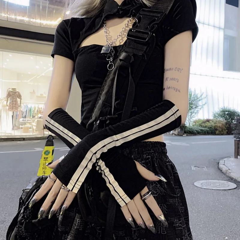 AltGirl Dark Academia Gothic Gloves Women New Fashion Summer Hip Hop Half-finger Mittens Harajuku Streetwear Mall Goth Gloves 
AltGirl Dark Academia Gothic Gloves Women New Fashion Summer Hip Hop Half-finger Mittens Harajuku Streetwear Mall Goth Gloves