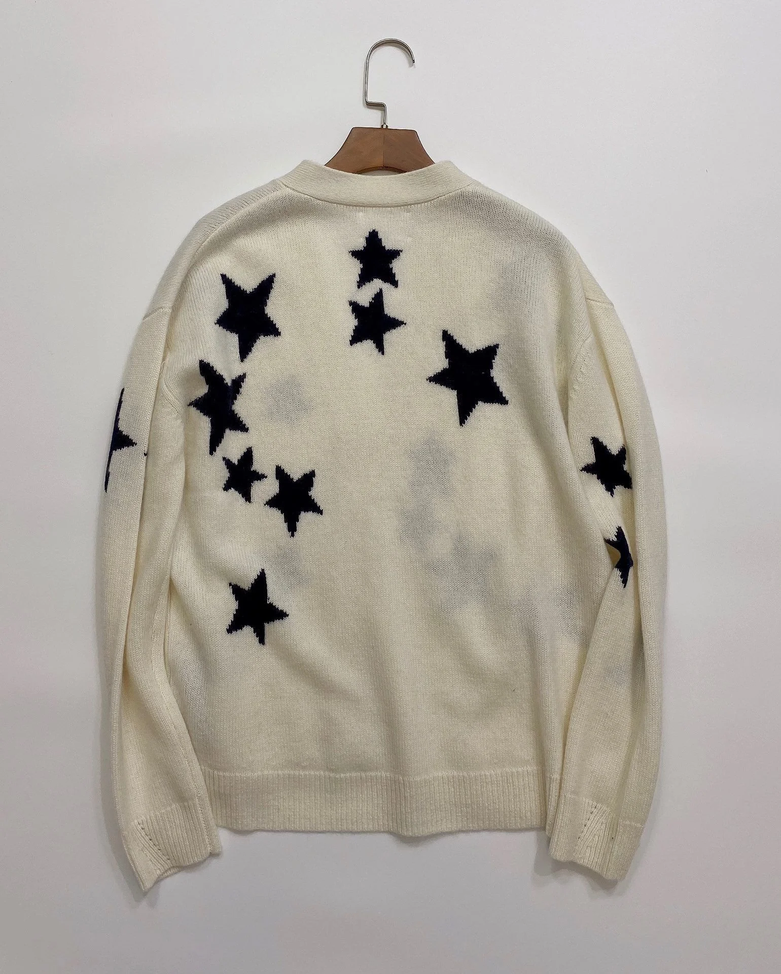 2021 Beige Cashmere Cardigan Contrast Stars Embroidered V-neck Front Buttons Long Sleeves 2022 Autumn Winter Sweaters
2021 Beige Cashmere Cardigan Contrast Stars Embroidered V-neck Front Buttons Long Sleeves 2022 Autumn Winter Sweaters