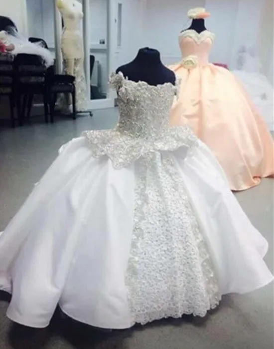 Lace Applique Princess Ball Gowns Flower Girls Dresses Puffy Dress Lace Satin Dresses Gowns Custom
Lace Applique Princess Ball Gowns Flower Girls Dresses Puffy Dress Lace Satin Dresses Gowns Custom