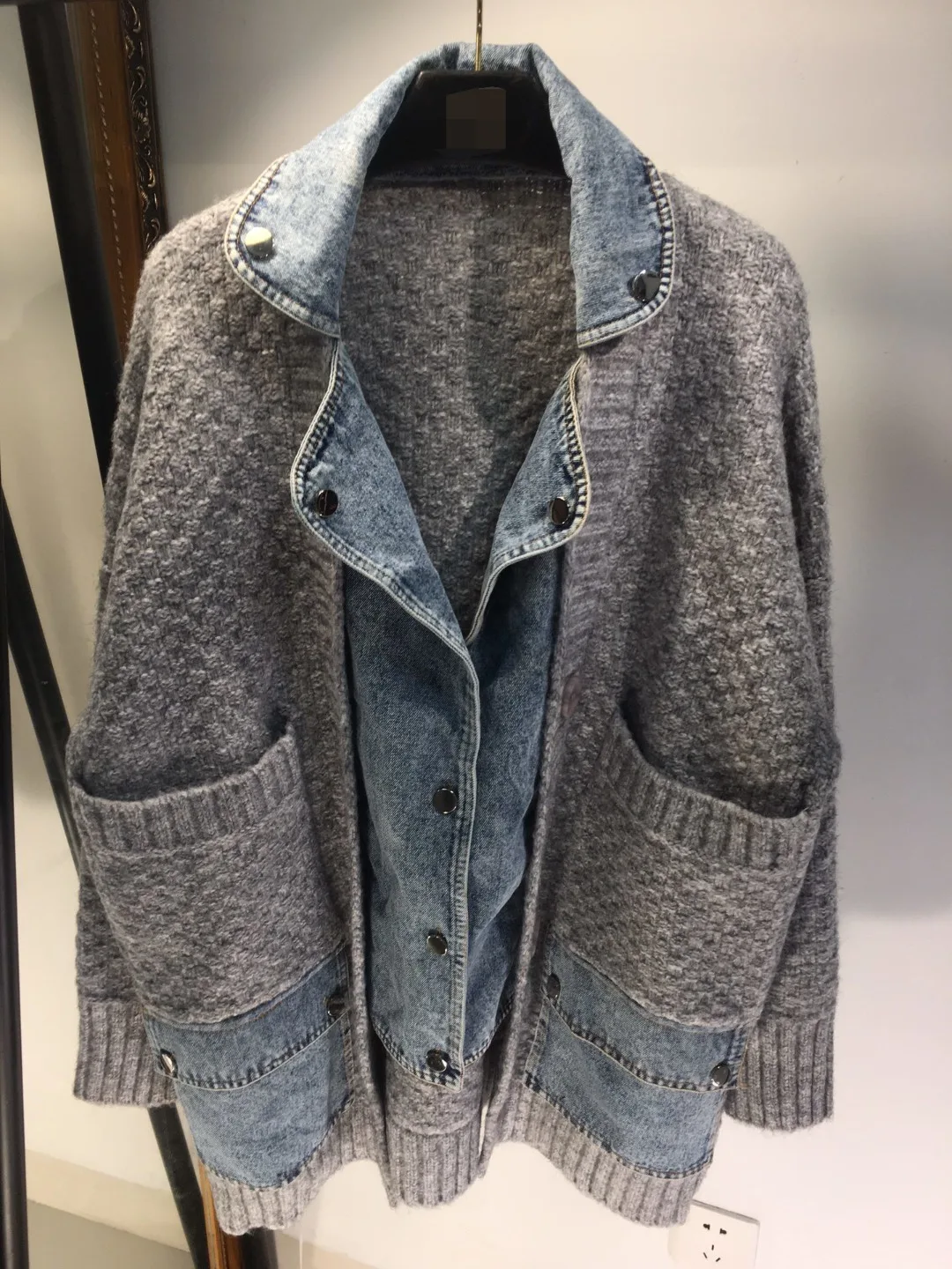 2021 new women fashion high-quality long-sleeved lapel denim stitching sweater jacket 0916
2021 new women fashion high-quality long-sleeved lapel denim stitching sweater jacket 0916