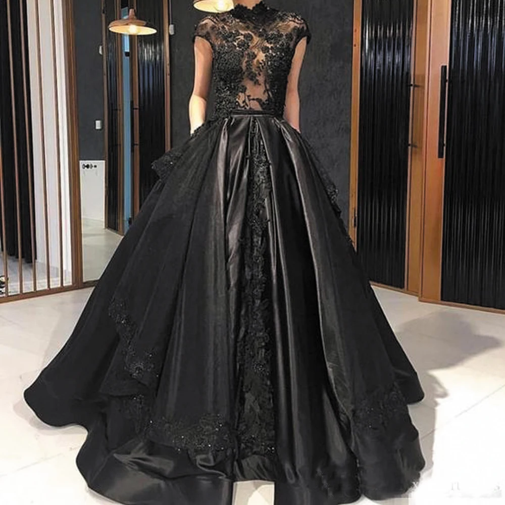 SuperKimJo Black Ball Gown Prom Dresses 2021 Vintage Lace Applique High Neck Cap Sleeve Prom Gown Vestido De Longo
SuperKimJo Black Ball Gown Prom Dresses 2021 Vintage Lace Applique High Neck Cap Sleeve Prom Gown Vestido De Longo