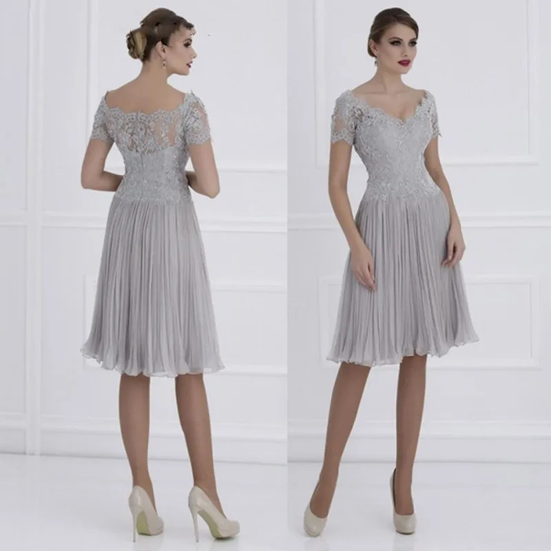 Chiffon Mother of the Bride Groom Dresses 2019 for Summer Boat Neck Lace Ruffles Knee Length Godmother Wedding Party Gowns
Chiffon Mother of the Bride Groom Dresses 2019 for Summer Boat Neck Lace Ruffles Knee Length Godmother Wedding Party Gowns