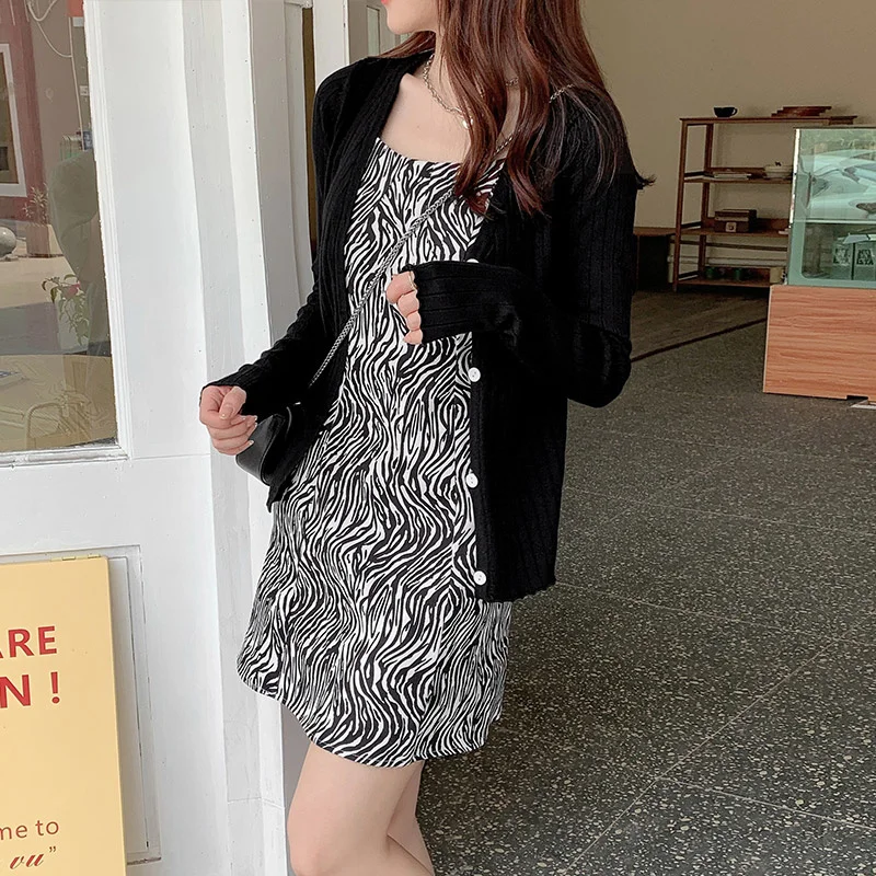 Осенняя Женская одежда, французское черное платье, соблазнительное платье на бретелях, костюм-двойка
Осенняя Женская одежда, французское черное платье, соблазнительное платье на бретелях, костюм-двойка