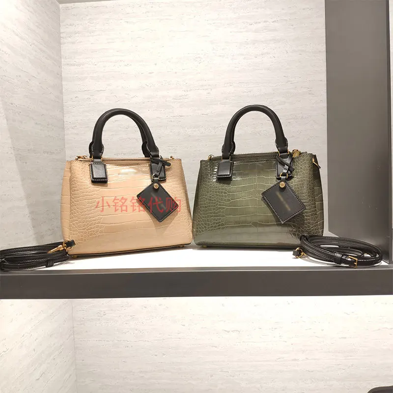 Singapore Brand Crocodile Tag Handbag Simple Tag One-shoulder Diagonal bag
Singapore Brand Crocodile Tag Handbag Simple Tag One-shoulder Diagonal bag