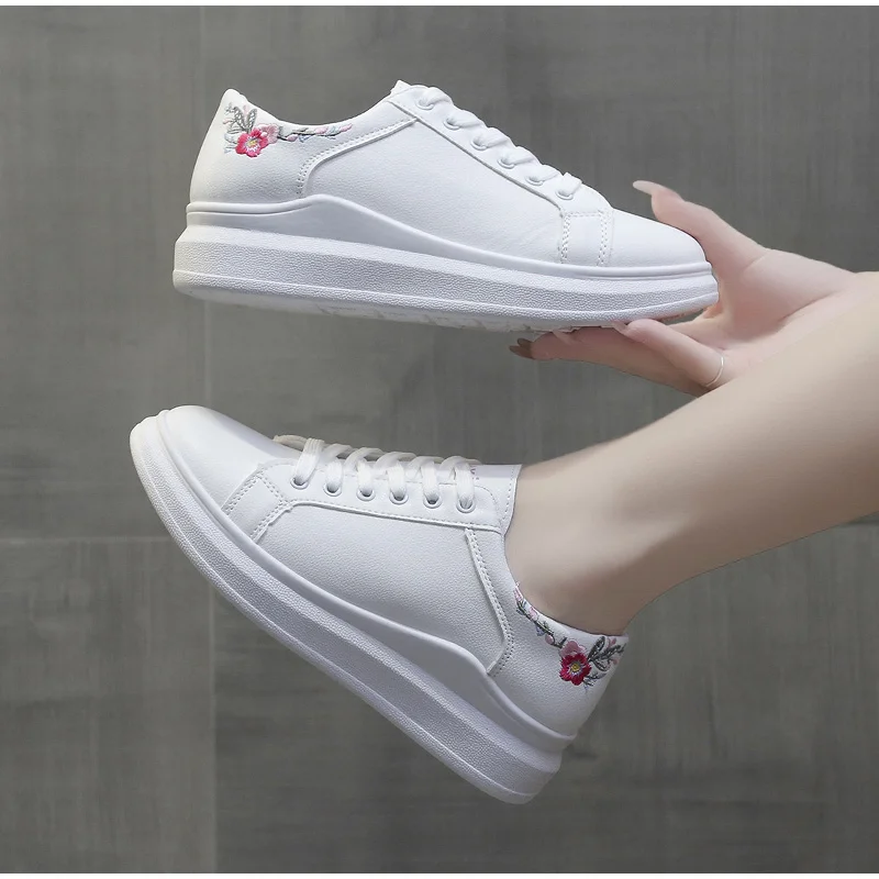 Женские кроссовки из ПУ кожи, на шнуровке, с цветочным принтом
Женские кроссовки из ПУ кожи, на шнуровке, с цветочным принтом