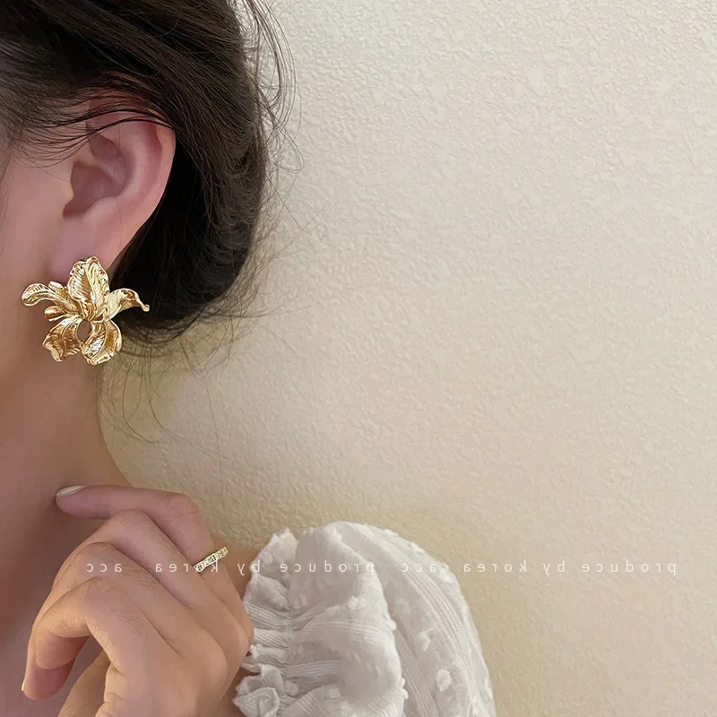 Retro Big Pearl Earrings Exaggerated Golden Metal Flower Irregular Female Earrings 2021 Trend Earrings Ladies Gift Jewelry
Retro Big Pearl Earrings Exaggerated Golden Metal Flower Irregular Female Earrings 2021 Trend Earrings Ladies Gift Jewelry