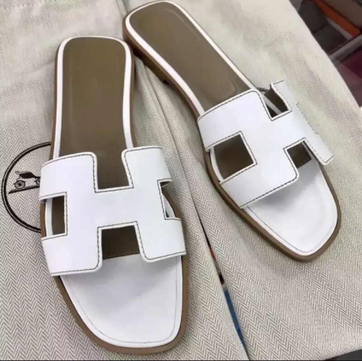 Brand Designer Shoes Woman Summer Mule Slippers Top Quality Genuine Leather Ladies Slides Block High Heels Sandals 34-42
Brand Designer Shoes Woman Summer Mule Slippers Top Quality Genuine Leather Ladies Slides Block High Heels Sandals 34-42