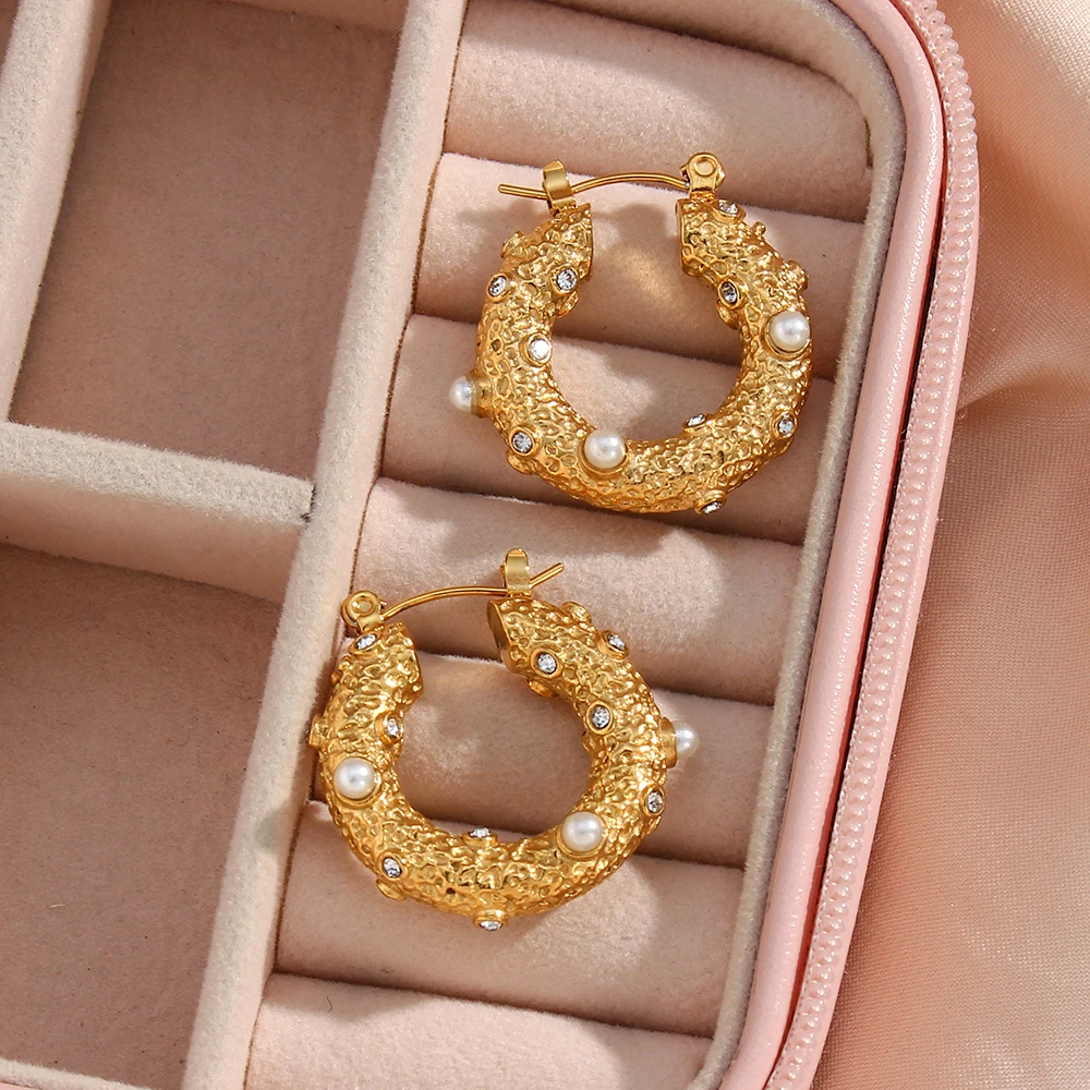 2021 New Luxury Tin Foil Surface CZ Pearl Filled Gold Plated Chunky Hoop Earrings Korean Fashion Jewelry Women's Hoop Earring
2021 New Luxury Tin Foil Surface CZ Pearl Filled Gold Plated Chunky Hoop Earrings Korean Fashion Jewelry Women's Hoop Earring