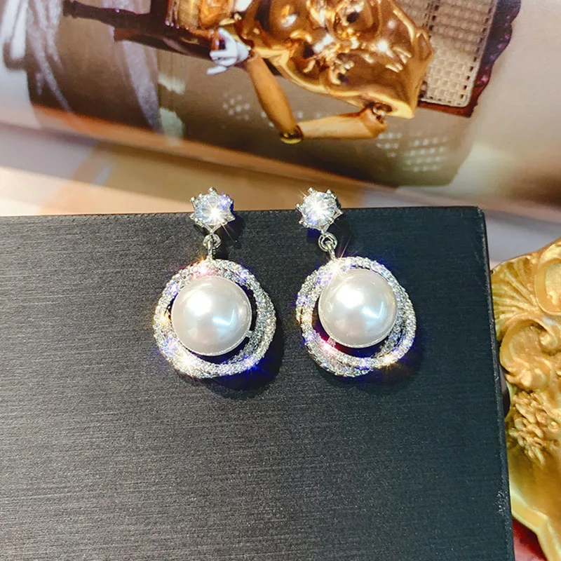 Korean Luxury Circle Pearl Rhinestone Dangle Earrings Geometric Temperament High Sense Earrings Girl Fashion Jewelry Party Gift
Korean Luxury Circle Pearl Rhinestone Dangle Earrings Geometric Temperament High Sense Earrings Girl Fashion Jewelry Party Gift