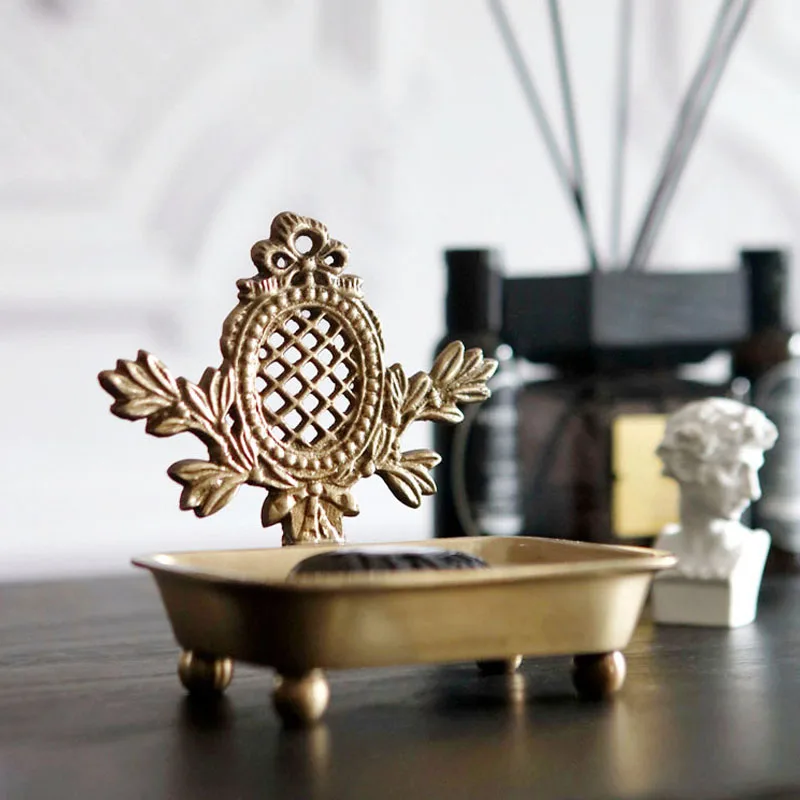 Luxury Brass Carving Exquisite Storage Box Retro Glass Soap Box European Home Jewelry Box Decoration Storage Ornaments Crafts
Luxury Brass Carving Exquisite Storage Box Retro Glass Soap Box European Home Jewelry Box Decoration Storage Ornaments Crafts