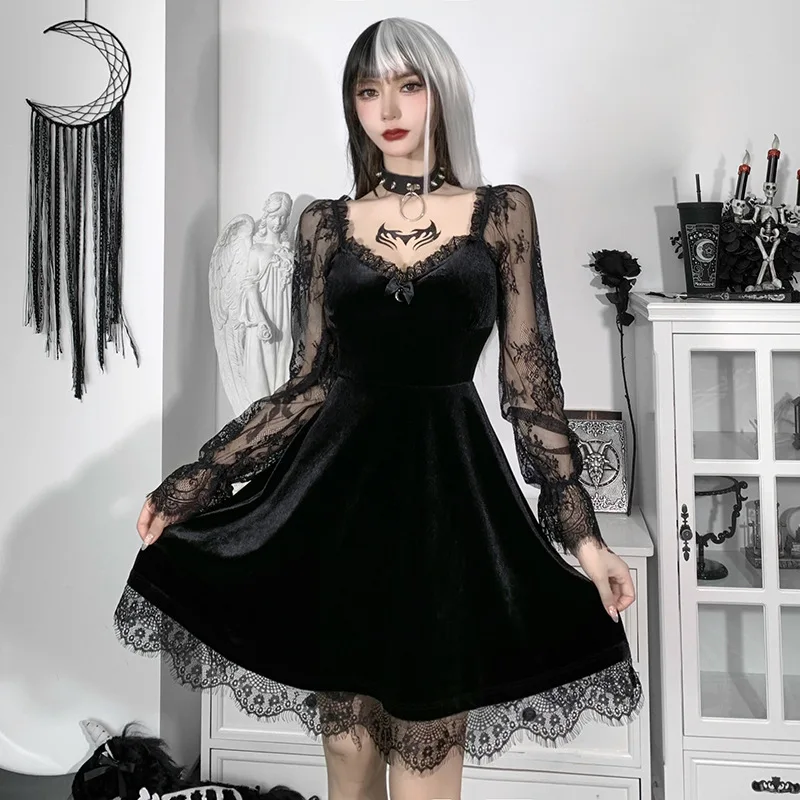 Женское Короткое платье в готическом стиле E-girl черное облегающее с кружевной