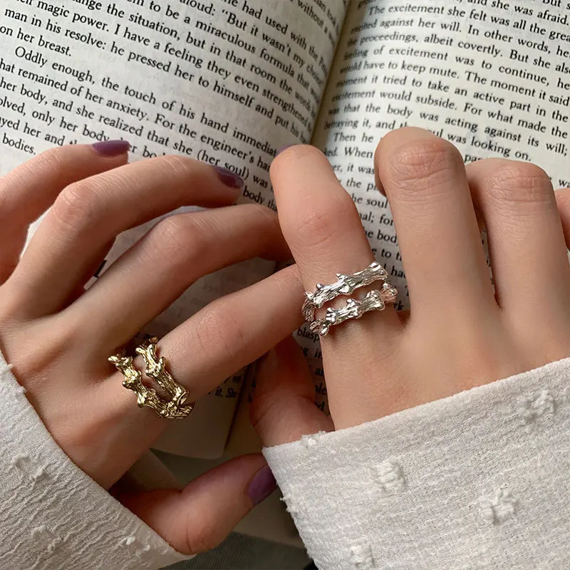 Oluolin 2021 Fashion Sterling Silver Irregular Surface Wrong Side Cross Branch Ring Woman Niche Design Double Layer Finger Ring
Oluolin 2021 Fashion Sterling Silver Irregular Surface Wrong Side Cross Branch Ring Woman Niche Design Double Layer Finger Ring