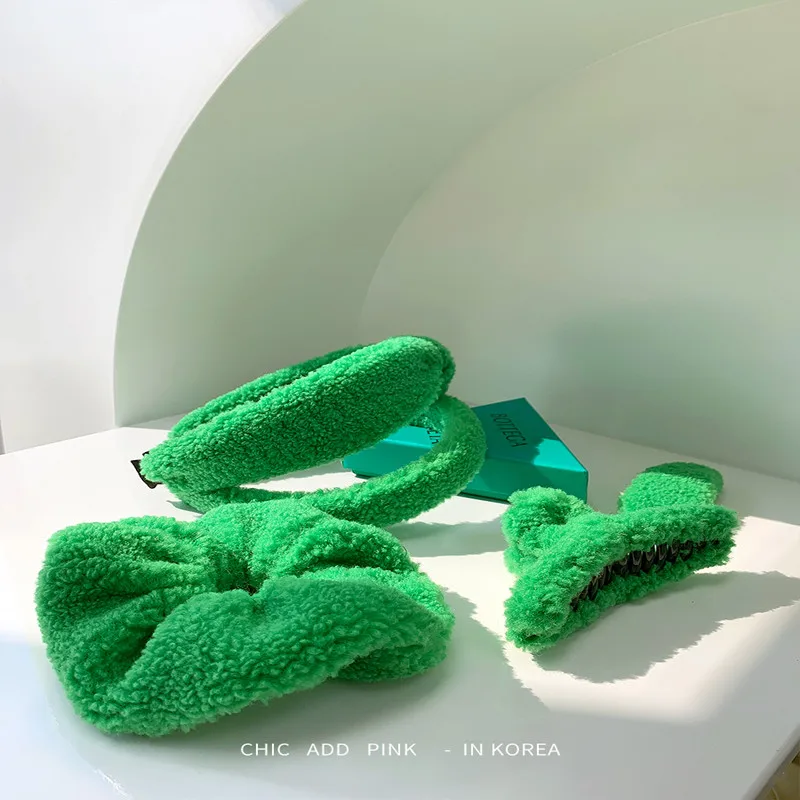 Green Korean autumn and winter plush lamb hair hoop high cranial top retro large bowel hair ring grasp clip hair clip hair acces
Green Korean autumn and winter plush lamb hair hoop high cranial top retro large bowel hair ring grasp clip hair clip hair acces