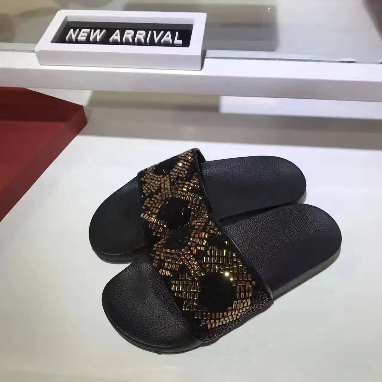 2021 Top Quality Genuine Leather Ladies Slippers Flat Bottomed Flat Sandals Slippers Luxury Designer Shoes
2021 Top Quality Genuine Leather Ladies Slippers Flat Bottomed Flat Sandals Slippers Luxury Designer Shoes