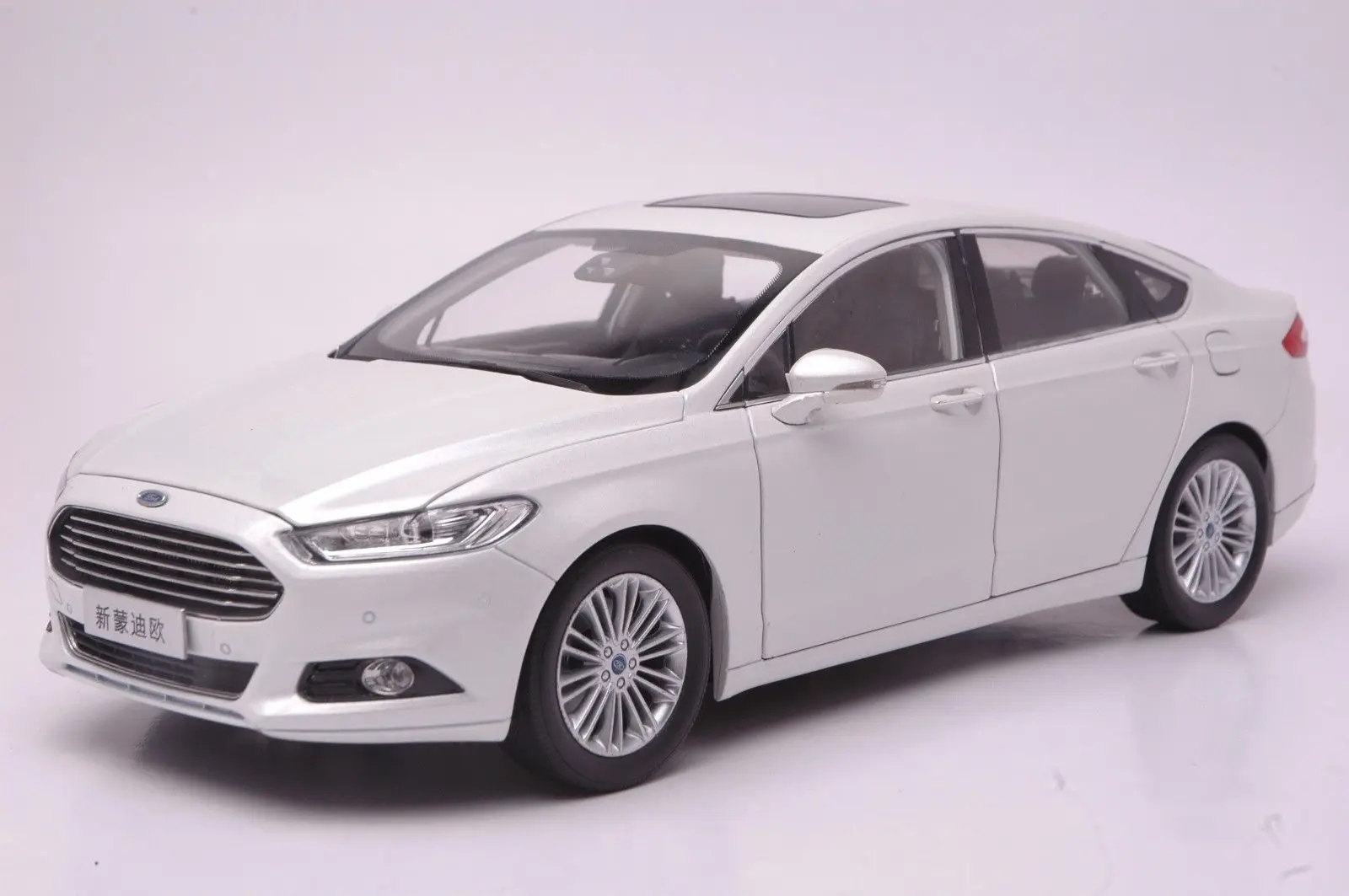 1:18 Diecast Model for Mondeo 2013 White Sedan Alloy Toy Car Miniature Collection Gifts
1:18 Diecast Model for Mondeo 2013 White Sedan Alloy Toy Car Miniature Collection Gifts