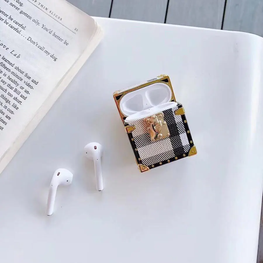 Luxury Striped Grid Stand Vintage Earphone Case for Apple Airpods 1/2 Protect Shockproof Case Square Metal Rivet Shockproof
Luxury Striped Grid Stand Vintage Earphone Case for Apple Airpods 1/2 Protect Shockproof Case Square Metal Rivet Shockproof