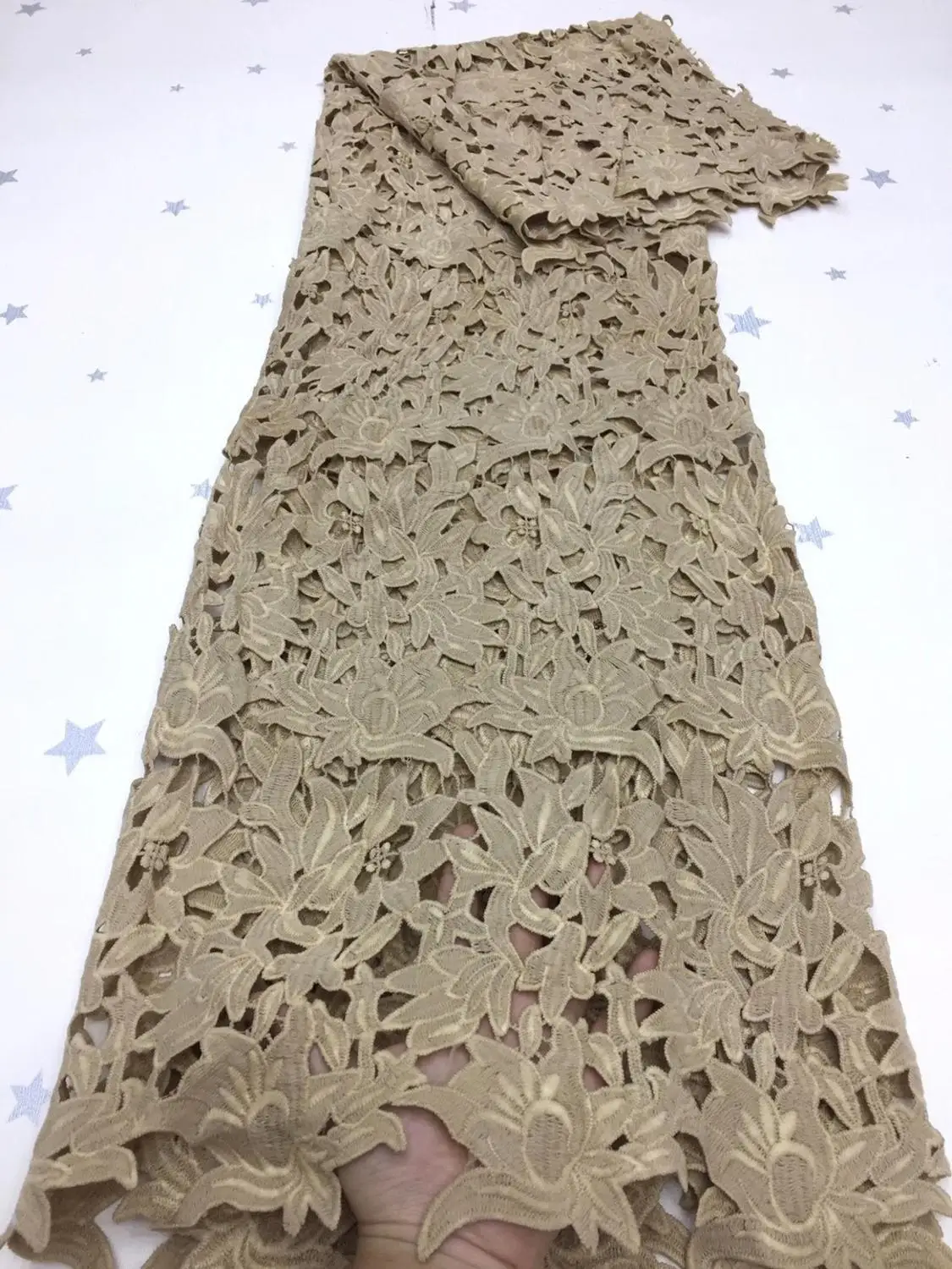 Pure White African Lace Fabric 2020 High Quality Eyelet Holes Guipure Cord Lace Water Soluble Lace For Wedding Sewing XZ150-1
Pure White African Lace Fabric 2020 High Quality Eyelet Holes Guipure Cord Lace Water Soluble Lace For Wedding Sewing XZ150-1