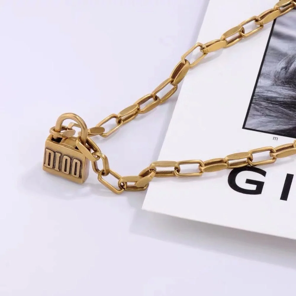 2021European and American fashion unisex party retro lock women's explosion style exaggerated hip-hop chain small lock bracelet 
2021European and American fashion unisex party retro lock women's explosion style exaggerated hip-hop chain small lock bracelet