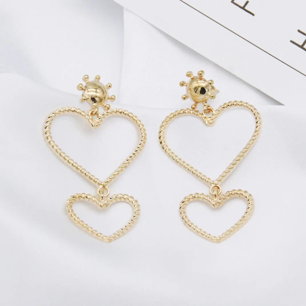 New style earrings Fashion size love earrings, ladies street shooting, bride wedding temperament earrings, female earrings
New style earrings Fashion size love earrings, ladies street shooting, bride wedding temperament earrings, female earrings