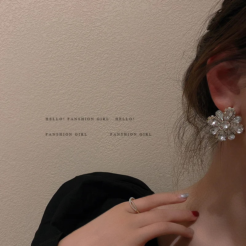 Fashion Temperament Full Of Diamond Flowers, European And American Exaggerated Retro Temperament, Simple Personality Earrings 
Fashion Temperament Full Of Diamond Flowers, European And American Exaggerated Retro Temperament, Simple Personality Earrings