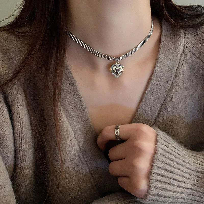 Korean fashion personality net red round bead love pendant necklace female temperament versatile exquisite clavicle chain
Korean fashion personality net red round bead love pendant necklace female temperament versatile exquisite clavicle chain