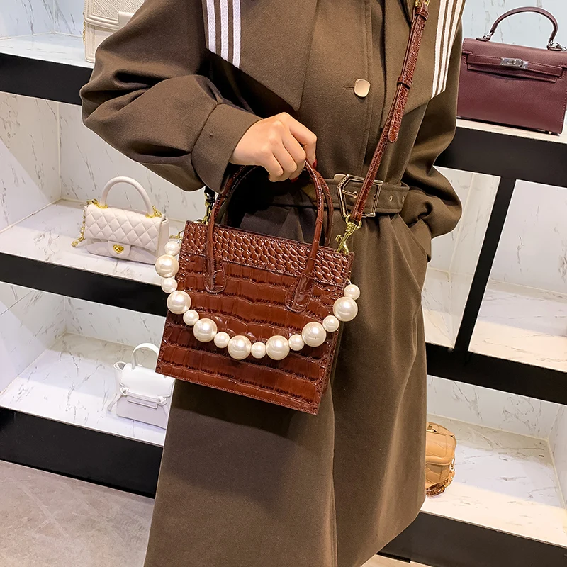 Leather crocodile pattern, pearl handbag, women's new trendy one-shoulder messenger bag, luxury handbag
Leather crocodile pattern, pearl handbag, women's new trendy one-shoulder messenger bag, luxury handbag