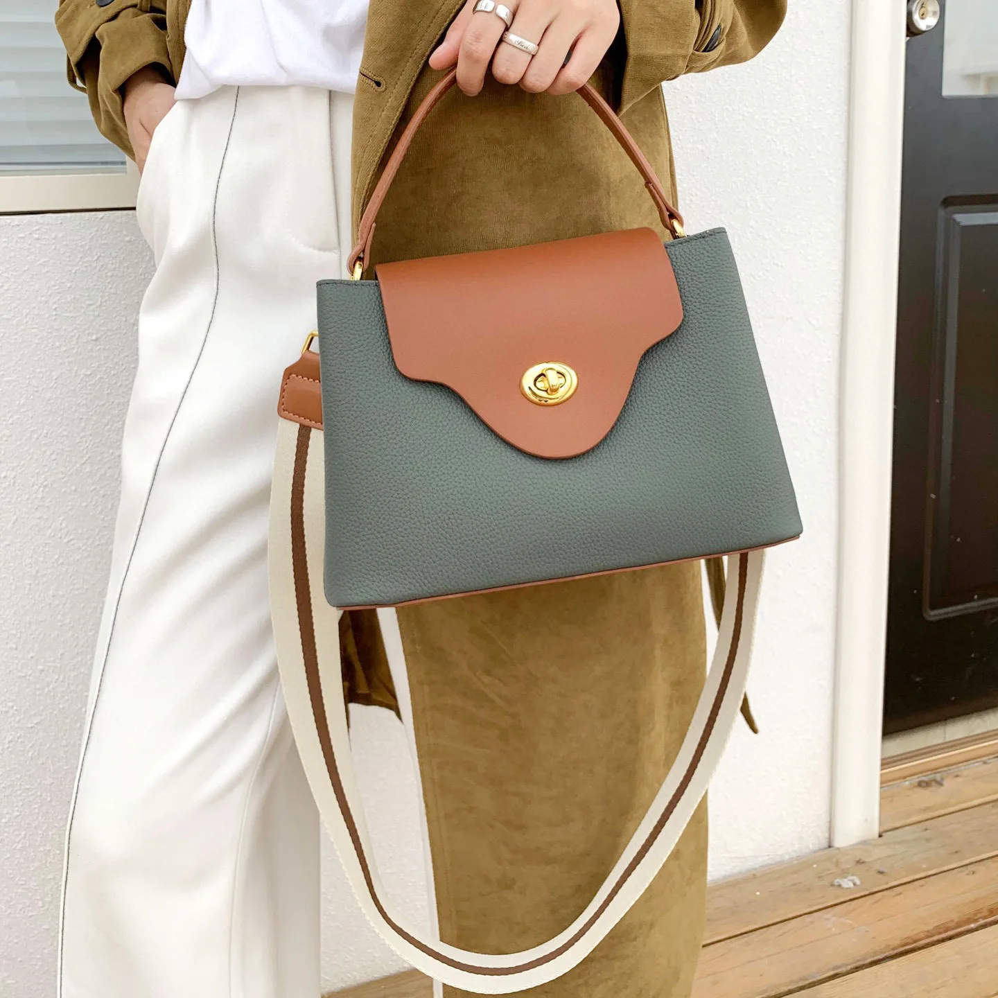 2021 New Bags Trendy Genuine Leather Large Capacity Portable Shoulder Cross Body Bag Commuter Bag Fashion Cattlehide Leather Bag
2021 New Bags Trendy Genuine Leather Large Capacity Portable Shoulder Cross Body Bag Commuter Bag Fashion Cattlehide Leather Bag