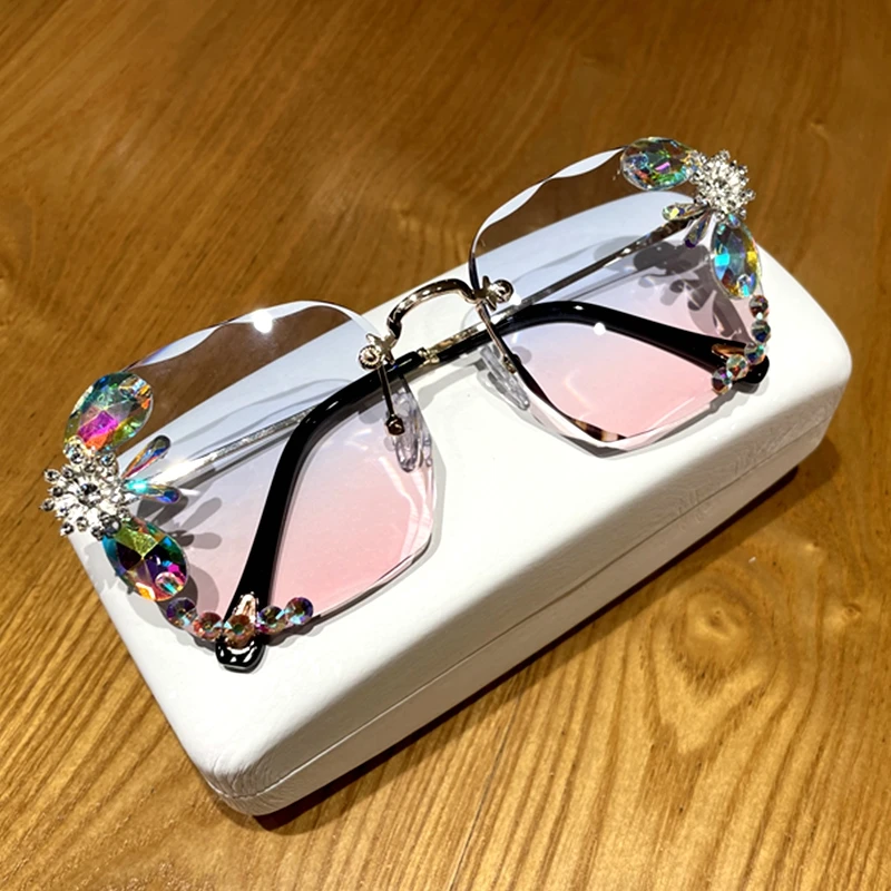 sunglasses women 2020 new fashon Vinage Sqaure luxury glasses Rimless rhinesotne sunglasses Shades For Women Summer oculos
sunglasses women 2020 new fashon Vinage Sqaure luxury glasses Rimless rhinesotne sunglasses Shades For Women Summer oculos