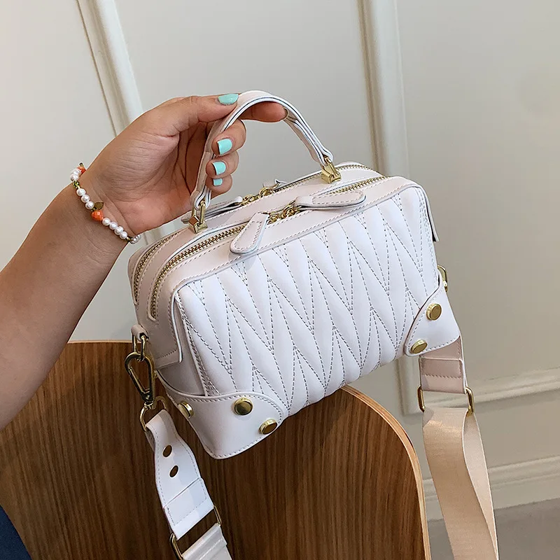 High Quality Thread Women Boston Box Shoulder Purses 2021 Ladies Handle Pillow Messenger Bags Luxury Purses Wide Strap Handbags
High Quality Thread Women Boston Box Shoulder Purses 2021 Ladies Handle Pillow Messenger Bags Luxury Purses Wide Strap Handbags