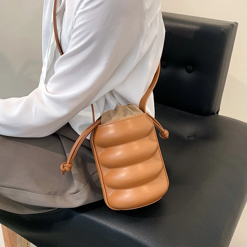 minority foreign style women's bag summer 2021 new fashion texture simple bucket bag versatile mobile phone bag 
minority foreign style women's bag summer 2021 new fashion texture simple bucket bag versatile mobile phone bag