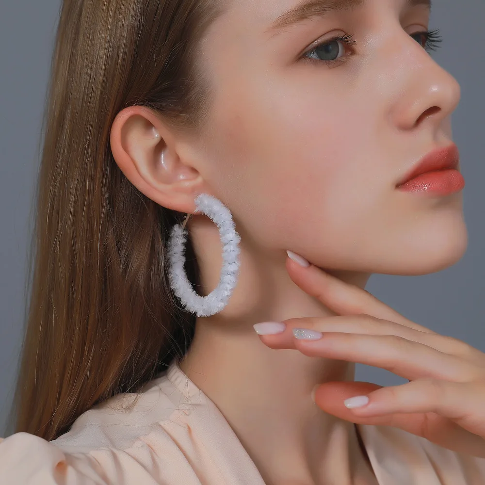 2022 New Winter Jewelry Curve Circle Big Retro Hoop Earrings for Women Birthday Gifts Party Accessories Female Girls Bijoux
2022 New Winter Jewelry Curve Circle Big Retro Hoop Earrings for Women Birthday Gifts Party Accessories Female Girls Bijoux