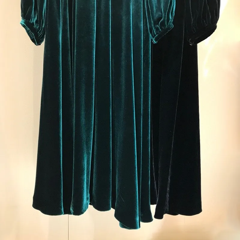 2020 Autumn Top Quality Euroepean Fashion Style Ladies Elegant Lantern Sleeve Green Black VintageSilk Velvet Dresses
2020 Autumn Top Quality Euroepean Fashion Style Ladies Elegant Lantern Sleeve Green Black VintageSilk Velvet Dresses