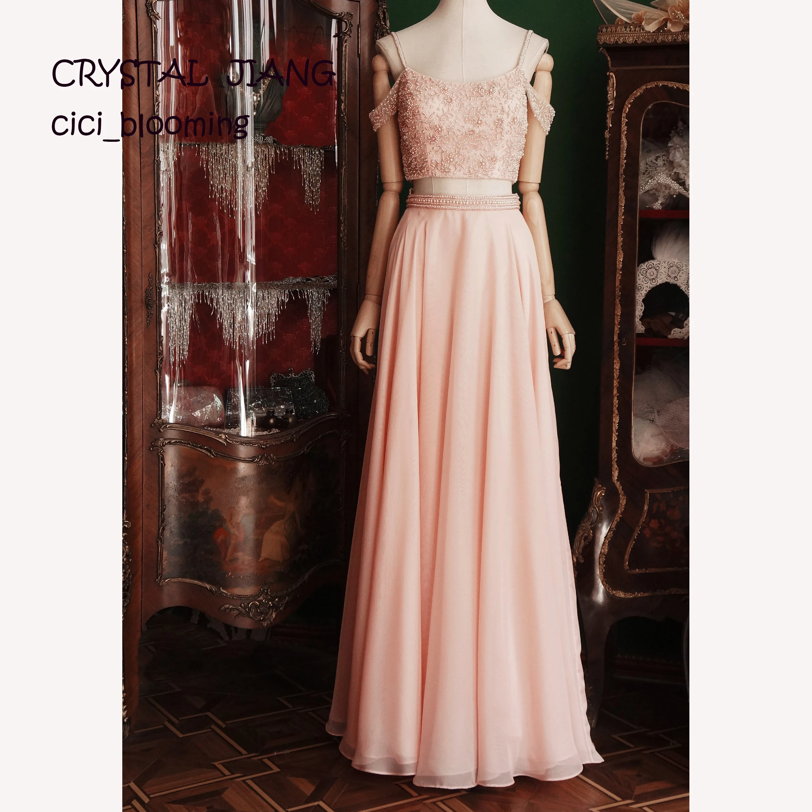 Розовое вечернее платье с бисером; Длинные вечерние платья из двух предметов
Розовое вечернее платье с бисером; Длинные вечерние платья из двух предметов