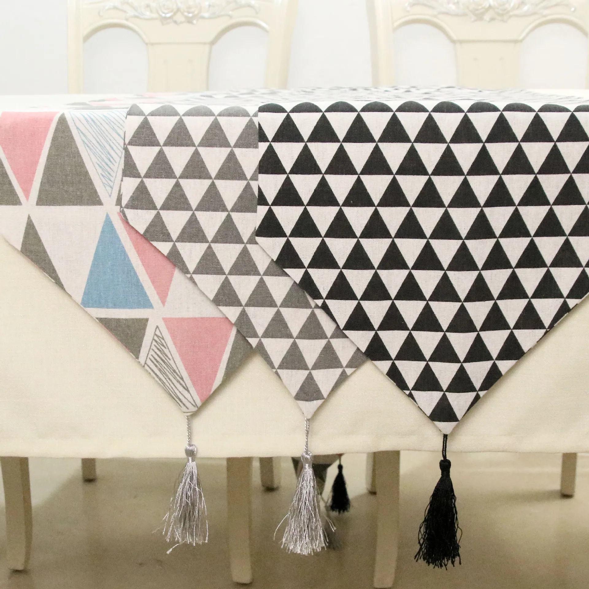 Simple and modern geometric triangle pattern table runner with tassel-polyester cloth table top decoration home decoration
Simple and modern geometric triangle pattern table runner with tassel-polyester cloth table top decoration home decoration