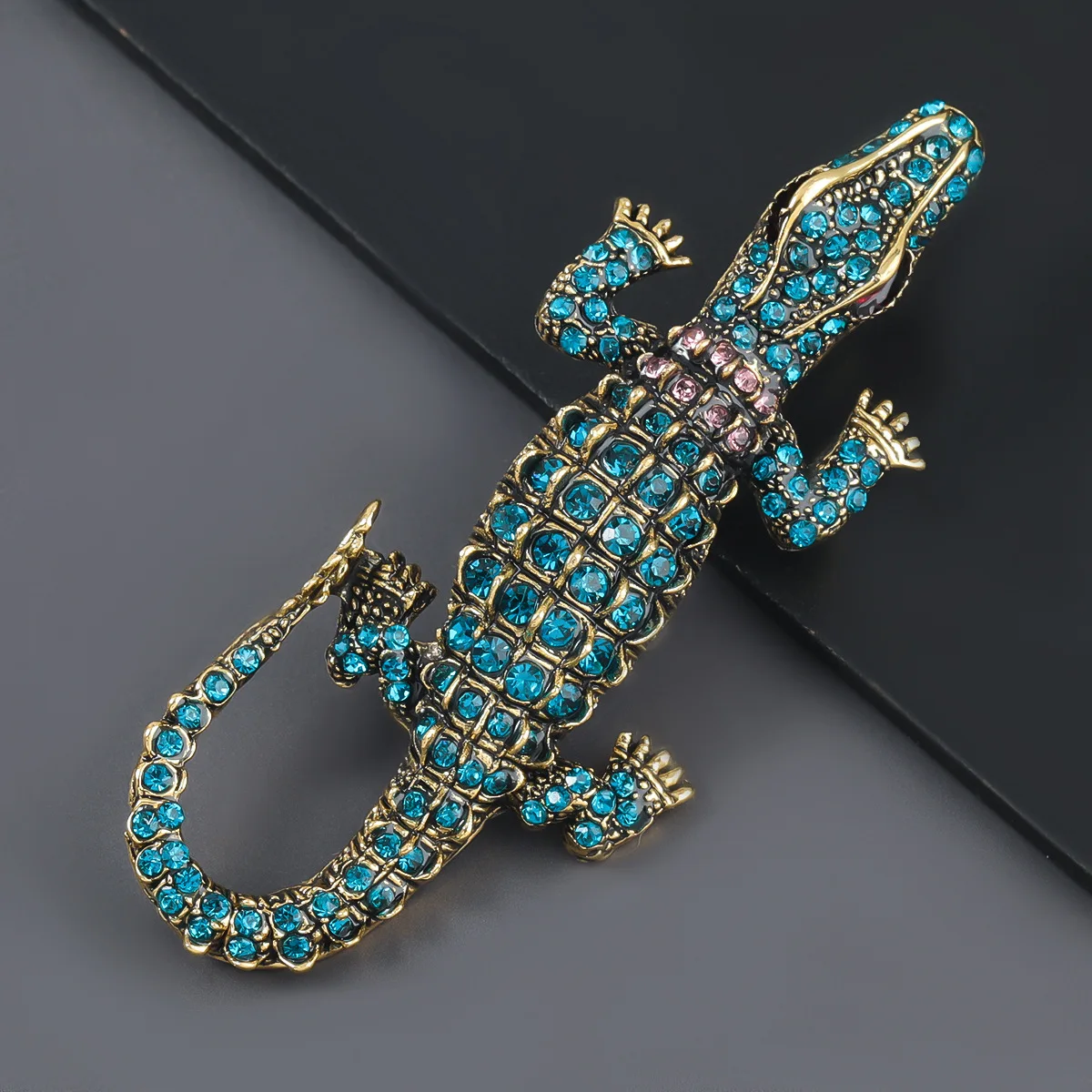 2021 Fashion Metal Rhinestone Crocodile Cartoon Brooch Female Pin Creative Popular Corsage Jewelry Accessories
2021 Fashion Metal Rhinestone Crocodile Cartoon Brooch Female Pin Creative Popular Corsage Jewelry Accessories