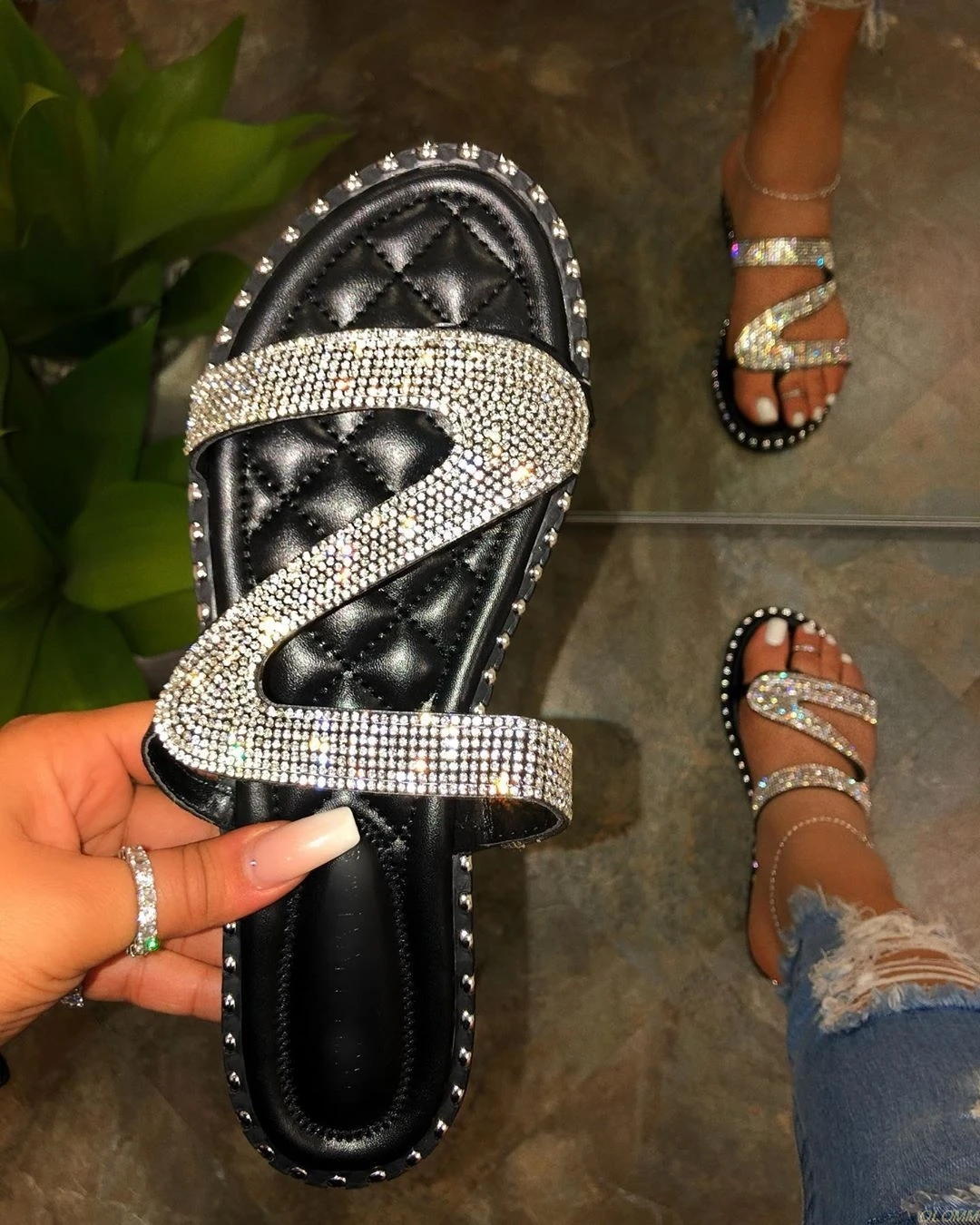 Spring/summer new 2020 women rivet sandals outdoor wild rhinestone beach slippers soft surface flat bottom non-slip flip flop
Spring/summer new 2020 women rivet sandals outdoor wild rhinestone beach slippers soft surface flat bottom non-slip flip flop