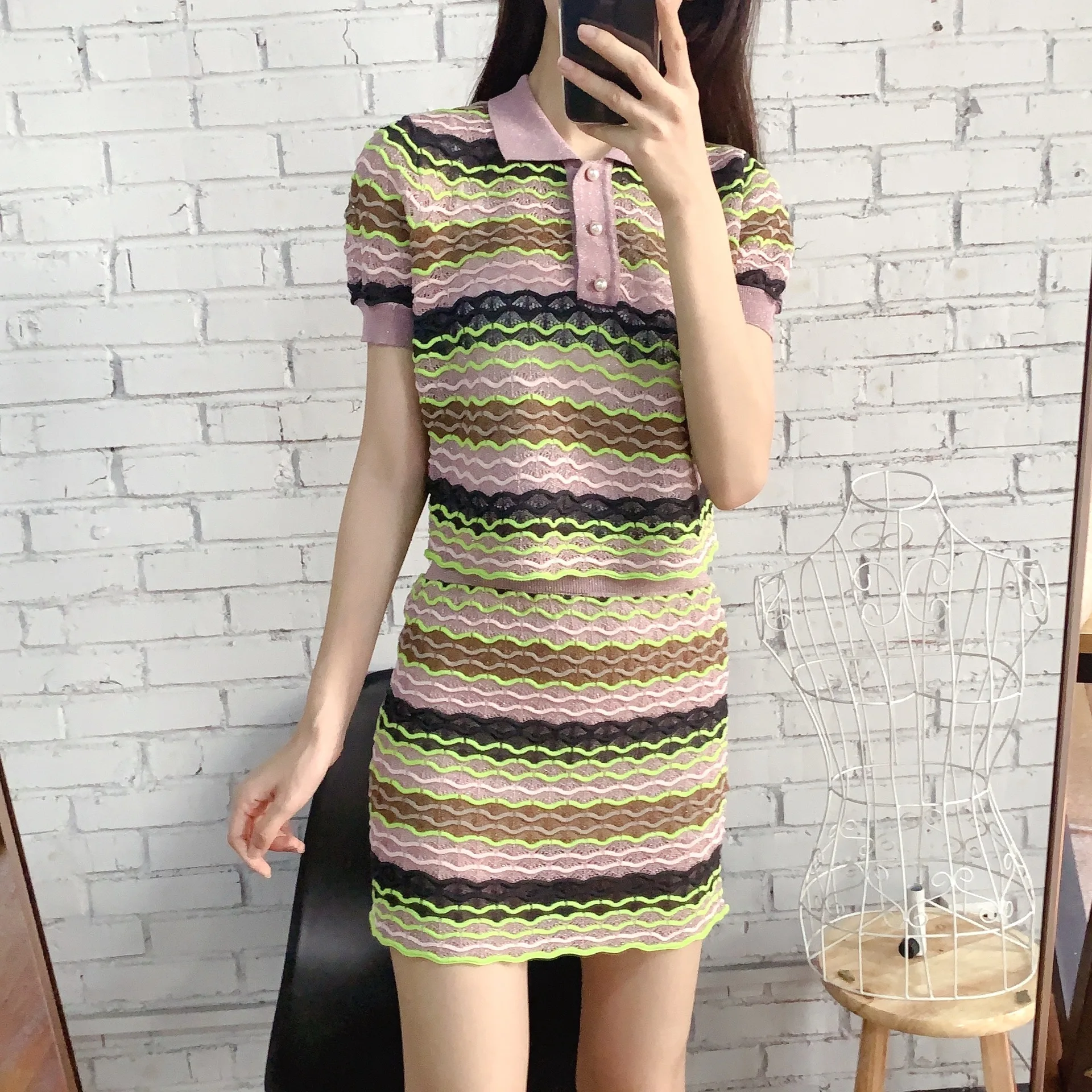 High Quality 2020 Summer New Wave Striped Bright Silk Lapel Knitwear + Skirt Two-Piece Suit Pink Purple Women's Sets
High Quality 2020 Summer New Wave Striped Bright Silk Lapel Knitwear + Skirt Two-Piece Suit Pink Purple Women's Sets