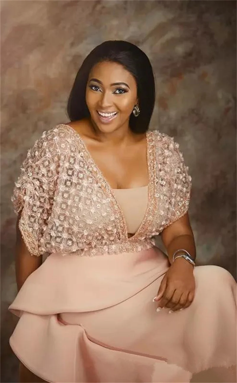 Женское вечернее платье с V-образным вырезом
Женское вечернее платье с V-образным вырезом