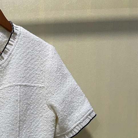 Женское платье сезона осень-зима 2021, белое однобортное твидовое платье с кружевным воротником и коротким рукавом
Женское платье сезона осень-зима 2021, белое однобортное твидовое платье с кружевным воротником и коротким рукавом