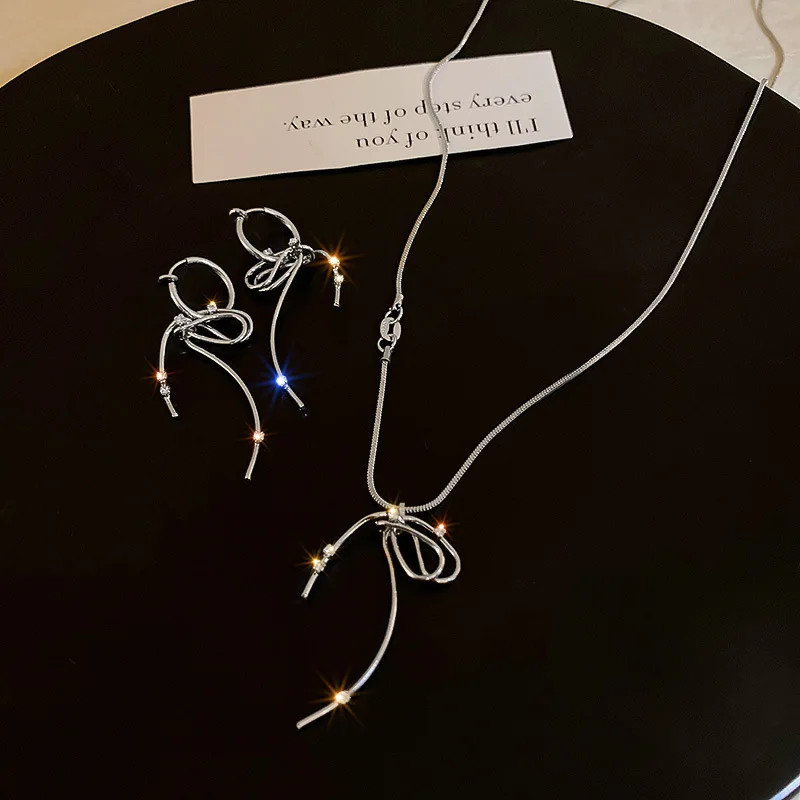 Minar Unique Design Silver Color Alloy Irregular Bowknot Pendant Earrings for Women Simple Bling Rhinestone Earrings Jewellery
Minar Unique Design Silver Color Alloy Irregular Bowknot Pendant Earrings for Women Simple Bling Rhinestone Earrings Jewellery