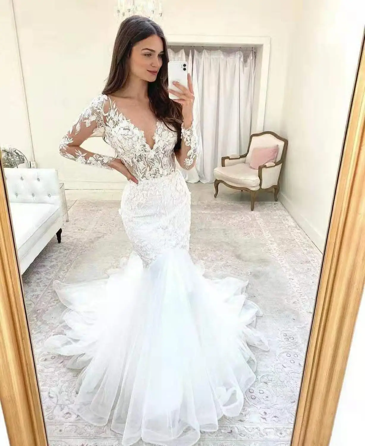 Elegant Brazilian Long Sleeve Lace Wedding Dresses Custom Sweep Train Floor Length V-Neck Illusion Back Bridal Gowns for Women
Elegant Brazilian Long Sleeve Lace Wedding Dresses Custom Sweep Train Floor Length V-Neck Illusion Back Bridal Gowns for Women