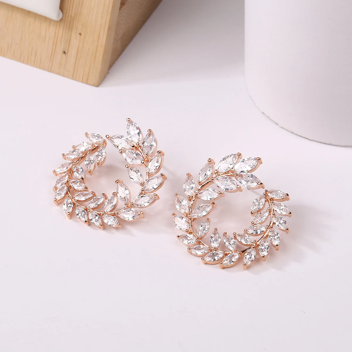 2020 New Fashion Women's Sweet Leaf Round Earrings Elegant Zircons Inlay ExquisiteTrendy Jewelry Accessory Party gift
2020 New Fashion Women's Sweet Leaf Round Earrings Elegant Zircons Inlay ExquisiteTrendy Jewelry Accessory Party gift
